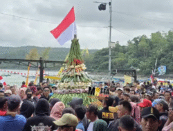 Bupati Tulungagung Hadir Ditengah Masyarakat Nelayan Popoh Dalam Perayaan Labuh Laut