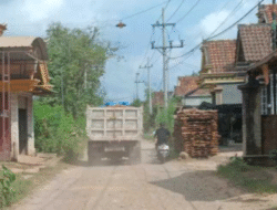 Warga Desa Gador Cemas, Aktivitas Truk Tambang Galian C Hasilkan Debu dan Kerusakan Jalan