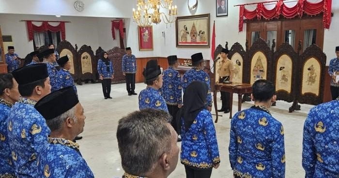 bupati trenggalek melantik pejabat pimpinan