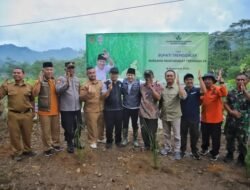 Mitigasi Bencana, Mas Ipin Tanam 25 Ribu Rumput Vetiver di Desa Bendoroto, Munjungan