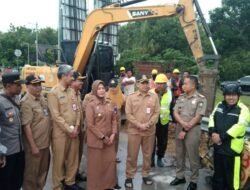 Wabup Nurul Azizah Pastikan Pemasangan Portal Jembatan TBB untuk Lindungi Infrastruktur