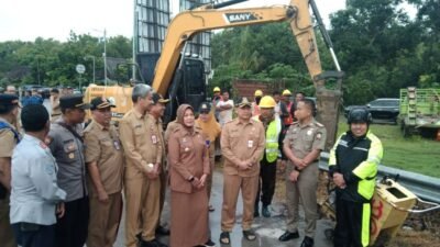 Wabup Nurul Azizah Pastikan Pemasangan Portal Jembatan TBB untuk Lindungi Infrastruktur