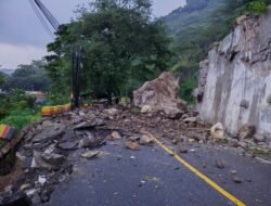 Jalan Nasional Trenggalek-Ponorogo Lumpuh Total Akibat Longsor di KM 16 Nglinggis