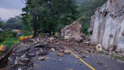 Jalan Nasional Trenggalek-Ponorogo Lumpuh Total Akibat Longsor di KM 16 Nglinggis