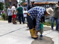 Sarat Intimidasi, LSM PIPRB Tetap Ambil Sampel Proyek Jalan Rigid Cor BKKD di Desa Sidomukti