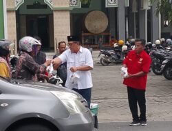 Abidin Fikri Bagikan Takjil di Depan Panti Marhaen Bojonegoro, Wujud Kepedulian di Bulan Suci
