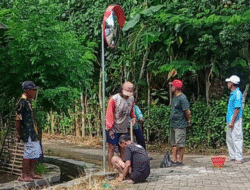 Minimalisir Kecelakaan, Warga Jatimalang Ngulanwetan Pasang Kaca Cembung Secara Swadaya