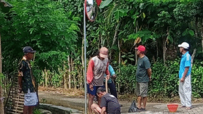 Minimalisir Kecelakaan, Warga Jatimalang Ngulanwetan Pasang Kaca Cembung Secara Swadaya