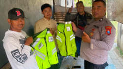 Giat Binmas Polsek Bandung: Pererat Sinergi, Serahkan Rompi Keselamatan Bagi Relawan Lalu Lintas