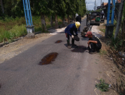 Manfaatkan Alokasi DBHCHT, UPT PJJ Tulungagung Lakukan Pemeliharaan Rutin Jalan Ruas Desa Ngujang 1
