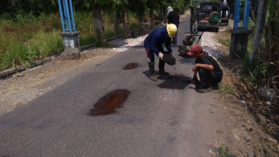 Manfaatkan Alokasi DBHCHT, UPT PJJ Tulungagung Lakukan Pemeliharaan Rutin Jalan Ruas Desa Ngujang 1
