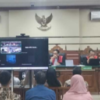 Sidang Mantan Bupati Tulungagung Gatut Sunu,  Dikuliti Hakim