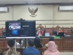Sidang Mantan Bupati Tulungagung Gatut Sunu,  Dikuliti Hakim
